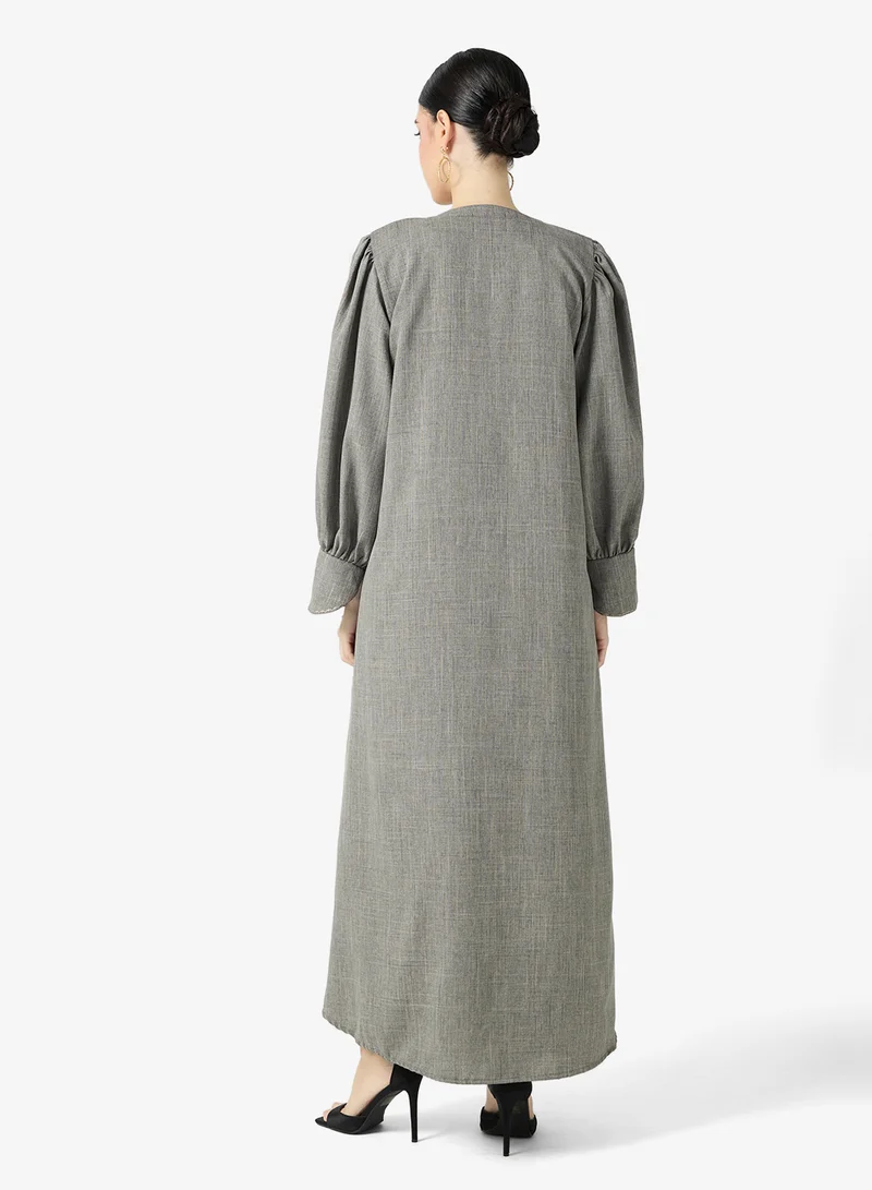 هيا كلوزيت عباية مفتوحة مزينة ومطرزة بياقة على شكل حرف  وأكمام منتفخة